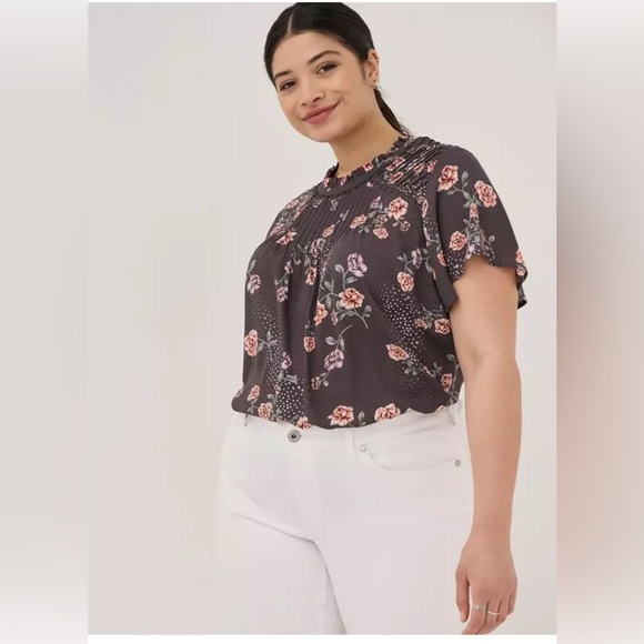 Torrid  Blouse Grey Floral High Neck Cap Sleeve Flowy Keyhole Women’s Size 1 - Picture 2 of 9